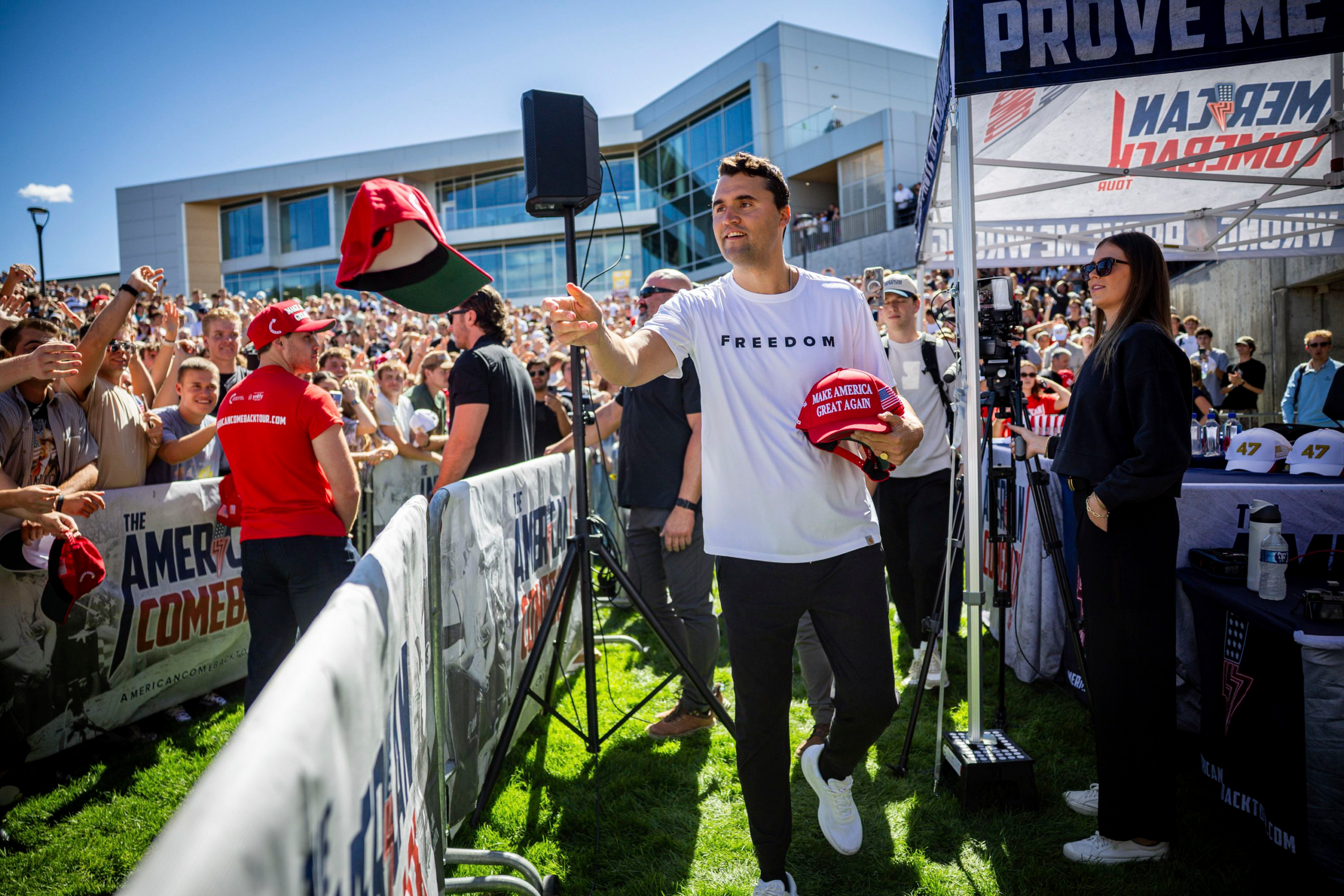 Charlie Kirk’s unexpected death at a Utah event sends shockwaves through sports and fitness communities, highlighting the fragility behind peak performance.