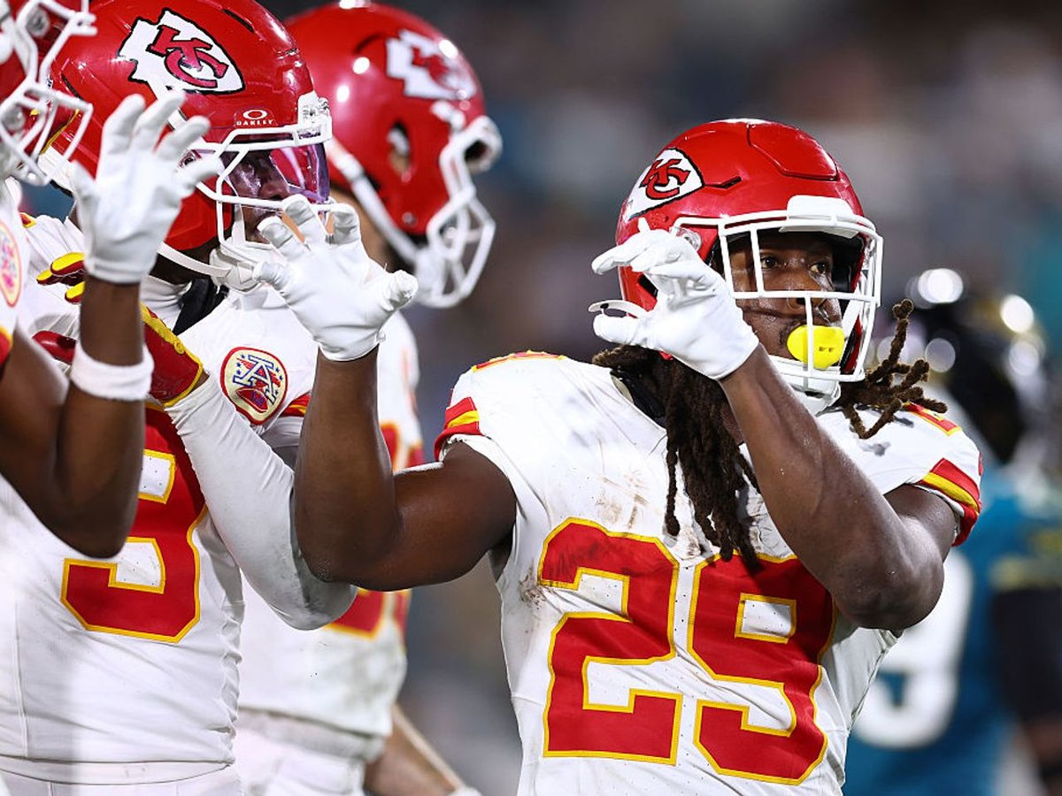 Live updates and analysis as the Jacksonville Jaguars edge the Kansas City Chiefs 24-21 with a crucial field goal, highlighting shifting dynamics in the NFL showdown.